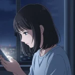 夜の部屋でスマホを見つめる女性のアニメイラスト。連絡はくれるけど会ってくれない男性を思い、切ない表情を浮かべている。